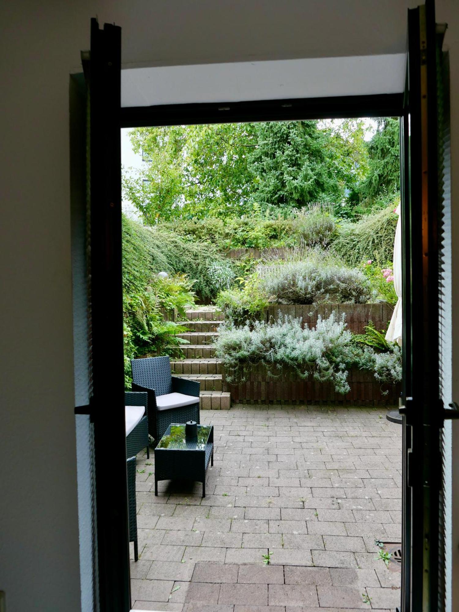 Schoenes Mit Terrasse Im Steingarten
